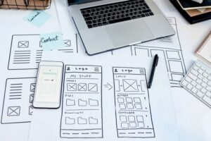 フリーランスのWEBデザイナーがサイト構成を作成している写真